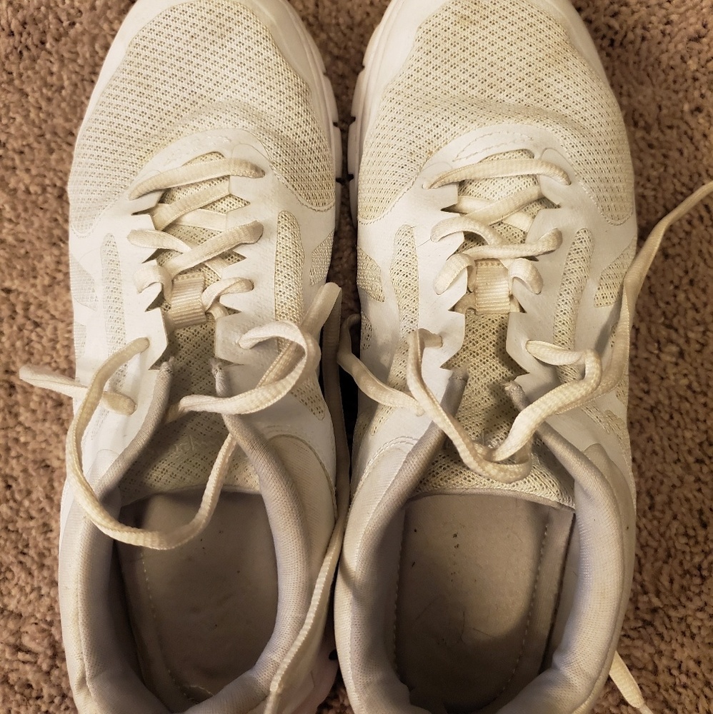 Athletic shoes